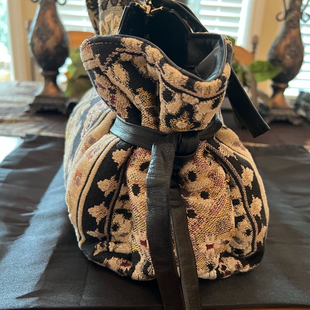 Elegant Authentic Gucci Tapestry Handbag - Picture 7 of 15